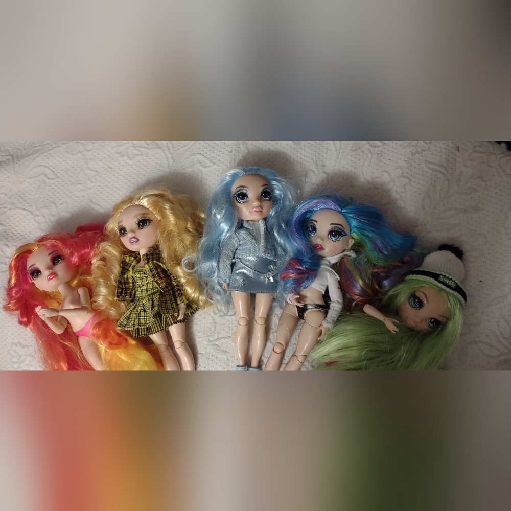 Rainbow high five piece style set 11-in dolls as is pictured.